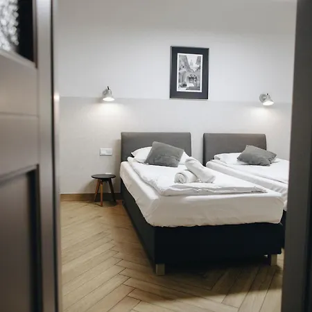 M5 Main Square Stylish One Bedroom 아파트 *